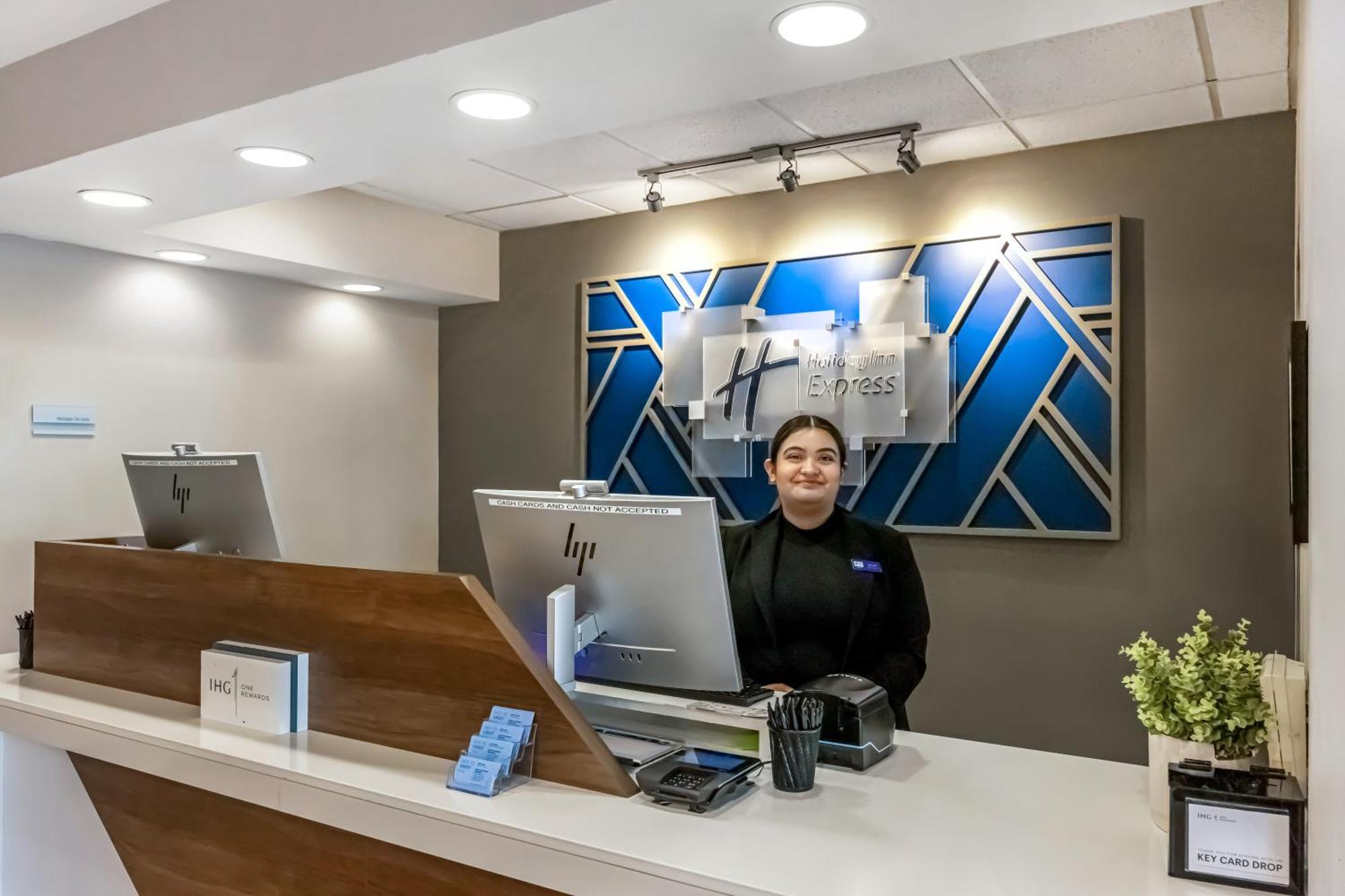 Holiday Inn Express Crestwood By Ihg Exterior foto